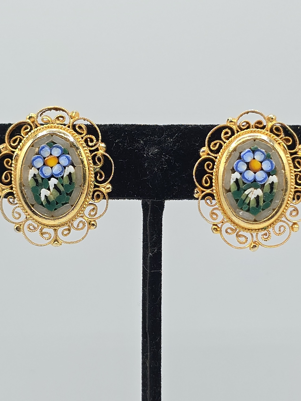 VTG Micro Mosaic Blue Flower Clip-On Earrings Gold Tone Filigree Oval Italy 1"